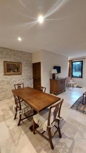 麦拉特CHATEAU DE MAILLAT的客厅配有木桌和椅子