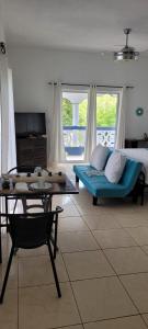 普罗维登西亚莱斯岛Villa Serenity by the Water的客厅配有沙发和桌子