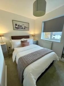 班戈Compact Modern Apartment Single Person or Couple Only的一间卧室设有一张大床和一个窗户。