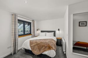 阿布罗斯Wester Den的白色的卧室设有床和窗户