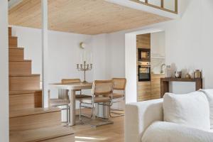 巴黎Suite luxueuse avec jardin privé Sauna et Jacuzzi的厨房以及带桌椅的起居室。