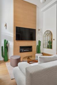 巴黎Suite luxueuse avec jardin privé Sauna et Jacuzzi的带沙发和电视的客厅