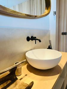 米德尔克尔克BONK suites的浴室内一个柜台上的白色碗水槽