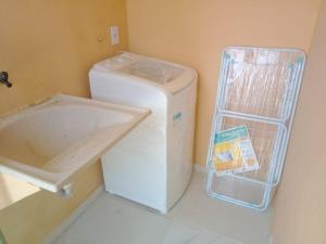 MaxaranguapeA janela do amanhecer的客房内的洗衣机和水槽