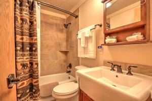 加德纳黄石国家公园入口旅舍的浴室配有盥洗盆、卫生间和盥洗盆。