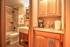 加德纳黄石国家公园入口旅舍的浴室配有卫生间、盥洗盆和浴缸。