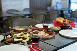 伊斯坦布尔Classio Hotel Kadıköy的一张桌子,上面放着食物和饮料