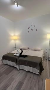 莱格尼察AZYL的卧室配有一张墙上鸟床