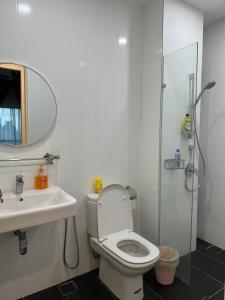 吉隆坡Reizz Residence By Leo Suites的浴室配有卫生间、盥洗盆和淋浴。