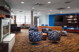 南波特兰万豪波特兰机场万怡酒店的大堂设有椅子、沙发和电视