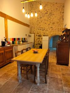 ChoméracLa Grange de Sabatas的一间厨房,内设一张木桌