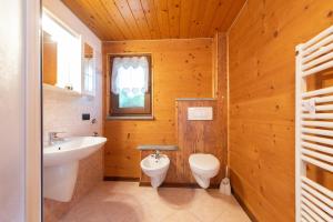 托尔诺Agriturismo La Clochette的木制浴室设有水槽和卫生间