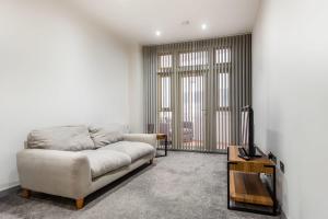 唐克斯特Budget 1 Bed Apartment in Central Doncaster的客厅配有沙发和桌子