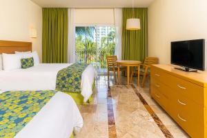 巴亚尔塔港克里斯塔尔巴亚尔塔酒店的酒店客房设有两张床和一台平面电视。