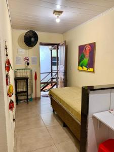 阿布拉奥Masala House - Abraão - IG的带阳台的客房里设有一间带一张床的卧室