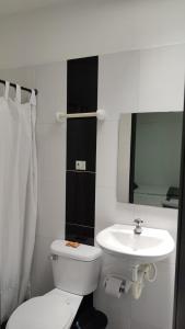 巴兰卡韦梅哈Hotel Bellagio的浴室配有白色卫生间和盥洗盆。