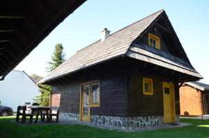 利普托斯基米库拉斯Chata Pod Jedľou的小型木屋,设有倾斜的屋顶