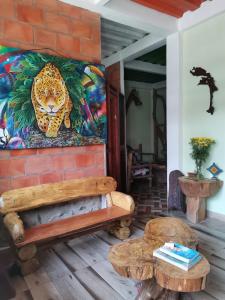 莫科阿POSADA KAUAI的一间房间,墙上挂着一张长椅和一幅画