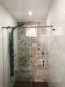 布埃纳文图拉Apartamento Buenaventura的浴室里设有玻璃门淋浴