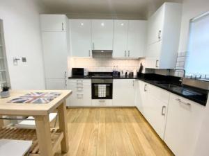 2 Bedroom Flat in Whitechapel!的厨房或小厨房