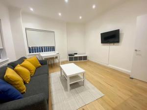 伦敦2 Bedroom Flat in Whitechapel!的带沙发和平面电视的客厅