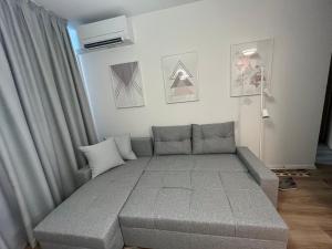 布拉迪斯拉发luxury apartment的一间小房间,房间内设有沙发