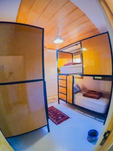 塔姆拉赫特乌兹达尔Atlantic Vibes Surf Hostel的小房间设有两张双层床和一扇门