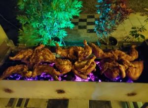 滕卡西Serene Blossom Valley的一群鸡在烤箱里做饭