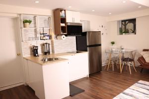 蒙特利尔bedford - Urban escape的厨房配有不锈钢冰箱和桌子
