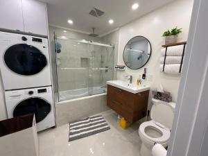 蒙特利尔bedford - Urban escape的带淋浴、卫生间和盥洗盆的浴室