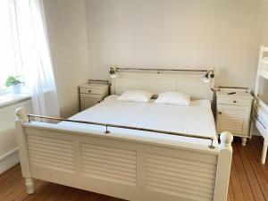 莫拉Brewer by MoraTomten的卧室配有一张带两个枕头的大白色床