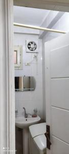 阿布辛贝Banna House的白色的浴室设有水槽和卫生间。