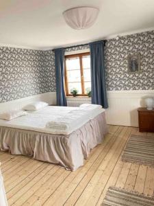 莫拉MoraTelegrafen in central Mora的一间卧室设有一张大床和一个窗户。