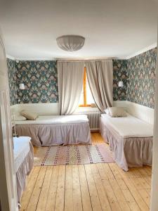 莫拉MoraTelegrafen in central Mora的一间卧室设有两张床和窗户。