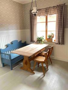 莫拉MoraTelegrafen in central Mora的一张木桌,房间配有两把蓝色椅子