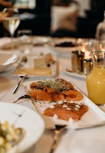 科特赖克Cobergher Hotel的餐桌,盘子和一杯橙汁