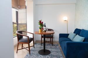 利马Hotel San Blas的客厅配有桌子和蓝色沙发