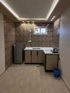 Dawmat al Jandalفندق ادوماتو ADOMATo HOTEl的厨房配有水槽和冰箱