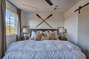 威廉姆斯Inn History Grand Canyon Cabin的一间卧室配有一张大床和两盏灯。