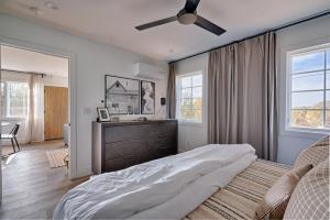 威廉姆斯Inn History Grand Canyon Cabin的一间卧室配有一张床和吊扇