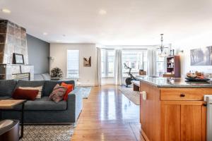旧金山HUGE Open Concept Living in Best Location的带沙发的客厅和厨房
