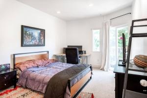 旧金山HUGE Open Concept Living in Best Location的卧室配有一张床、一张书桌和窗户。