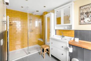 诺里奇City Height's - Rooftop Garden! Ginger & Gold的一间带水槽和淋浴的浴室