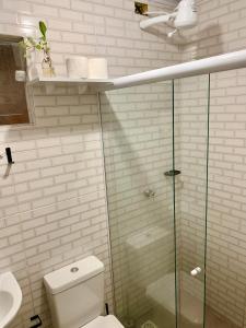 阿布拉奥Casa Massala - Abraão - IG的一间带卫生间和玻璃淋浴间的浴室