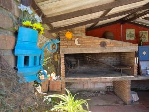 楚伊Paz y armonía en Chuy的砖砌壁炉,有鸟屋和花瓶