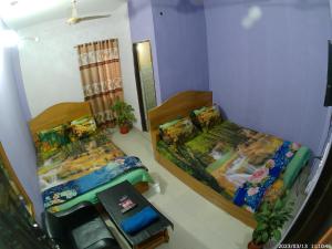 达卡Hotel Rongdhanu Residential的小型客房配有两张床,