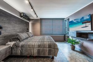 圣地亚哥Encomenderos Design Tech Comfort & Location的一间卧室设有一张床和一个大窗户