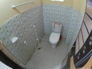 达卡Hotel Rongdhanu Residential的一个带卫生间的浴室模型