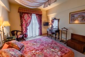 Cintruénigo阿拉马酒店的一间卧室配有一张粉红色的大床和一个梳妆台。