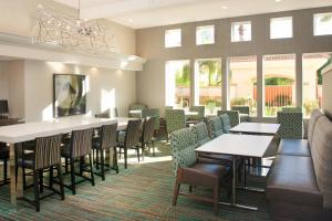 梅萨凤凰城梅萨原住客栈的用餐室设有桌椅和窗户。